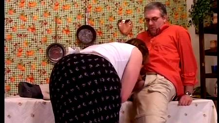 Седой мужик пропихивает член в анус толстушки и долбит ее в кровати