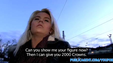 Снял блондинку и вставил член в рот