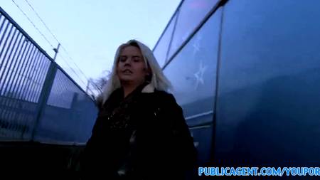 Снял блондинку и вставил член в рот