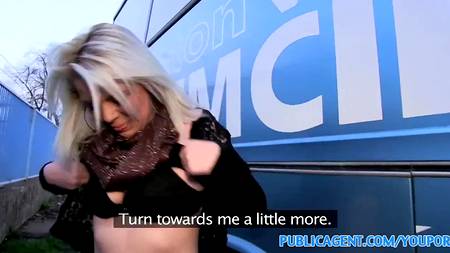 Снял блондинку и вставил член в рот