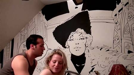 Толстая женщина показала пышную грудь накачанному парню