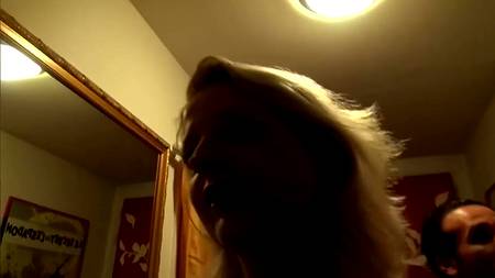 Толстая женщина показала пышную грудь накачанному парню