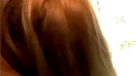 Телочка в короткой юбке соблазнила парня