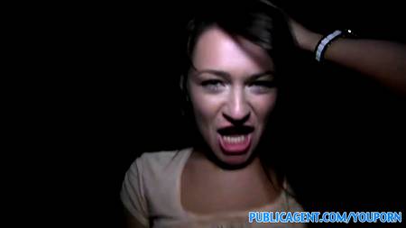 Веселая студентка получила вечером на улице большой член