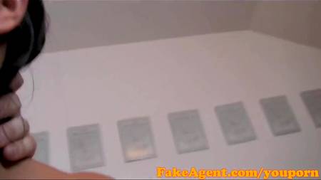 Красивая куколка устроилась на работу через постель