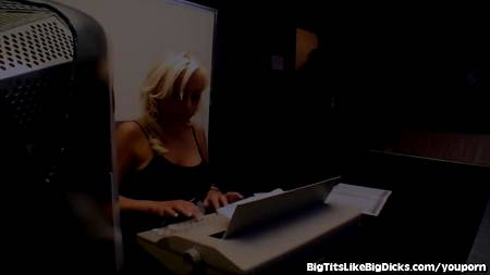 Сисястая секретарша приятно проводит рабочй день