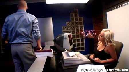 Сисястая секретарша приятно проводит рабочй день