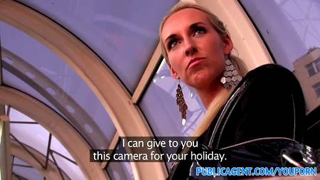 Блондинка подверглась пикапу, но это ей понравилось