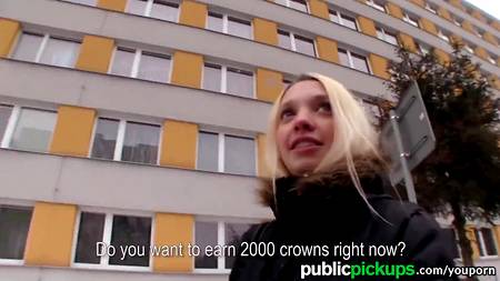 Блондинка удовлетворила парня за денежную компенсацию