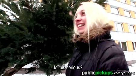 Блондинка удовлетворила парня за денежную компенсацию