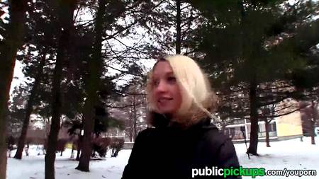 Блондинка удовлетворила парня за денежную компенсацию