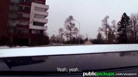 Блондинка удовлетворила парня за денежную компенсацию