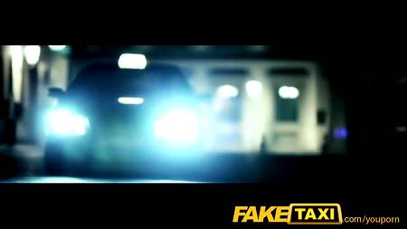 Умудрились потрахаться раком прямо в такси
