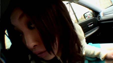 Японка мастурбирует и отсасывает в автомобиле