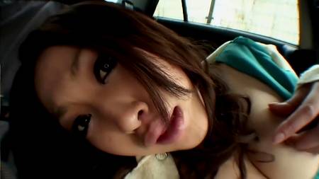 Японка мастурбирует и отсасывает в автомобиле