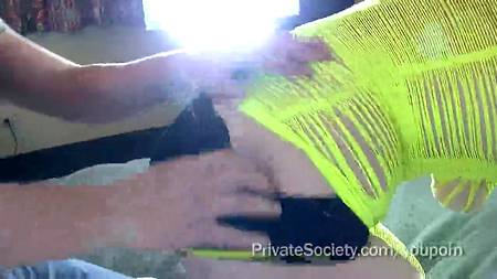 Студентка отсасывает член парня и имеет его пальчиком в попу