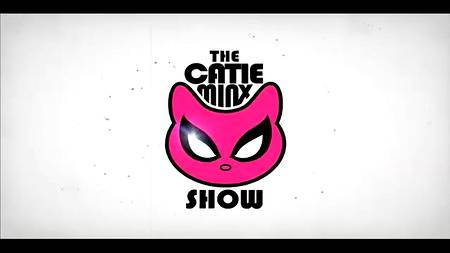 Таксист наблюдает, как брюнетка трахает свою попку