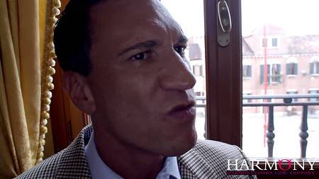 Страстная студентока пригласила на секс зрелого мужчину