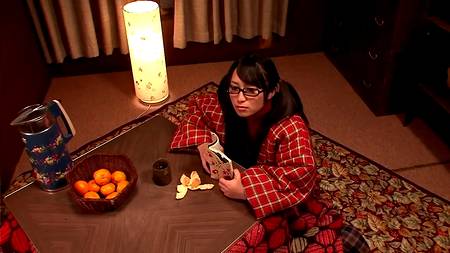 Японка мастурбирует волосатую киску об ножку стола