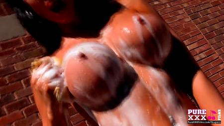 Сучка с большими сиськами помыла авто своему мужику