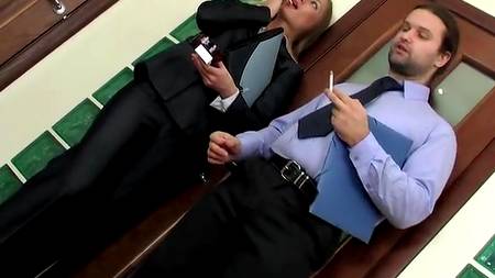 Мужчина воспользовался сочной задницей своей коллеги