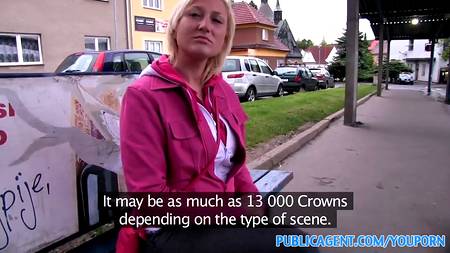 Опытный пикапер познакомился с юной блондой