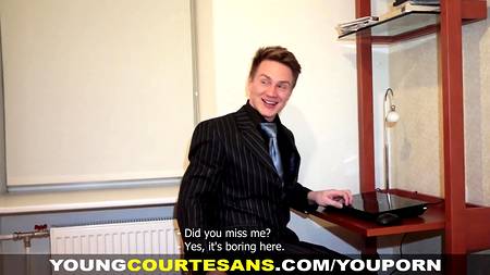 Блондинка с маленькой грудью устроила свидание с коллегой