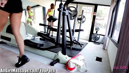 Массажистка занялась с клиенткой пылкой лесбийской еблей