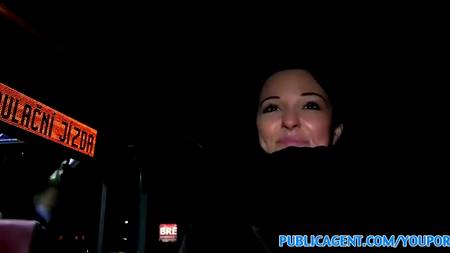 Телка балдеет от члена