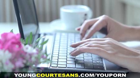 Молодой брюнетке настреляли на животик свежей спермы