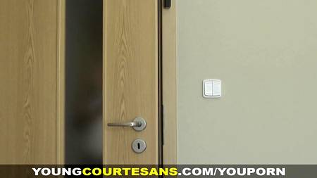 Молодой брюнетке настреляли на животик свежей спермы