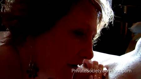 Двое самцов постарались удовлетворить толстушку