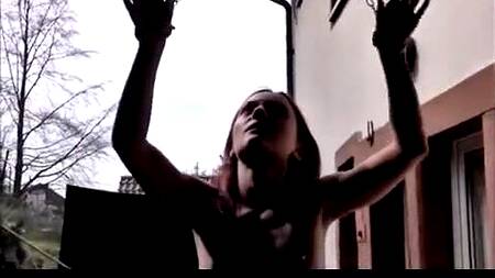 Парень во дворе доминирует над подвешенной худышкой