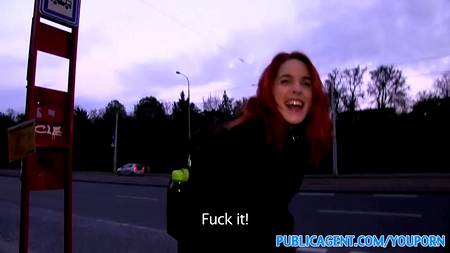 Рыжая путана готова спать с кем угодно