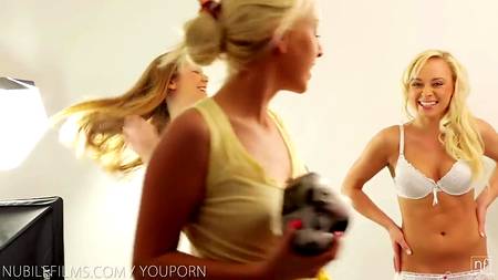 Сексапильные девочки научились классно расслабляться