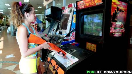 Толстый фаллос пикапера прошелся по дырам молодой давалки