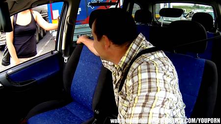 Водитель трахнул шлюшку в своем автомобиле