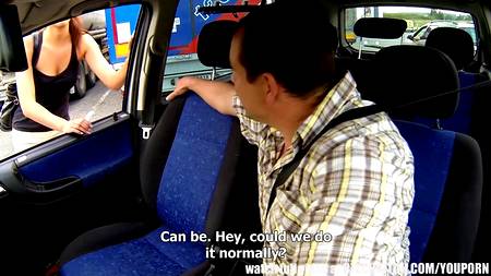 Водитель трахнул шлюшку в своем автомобиле