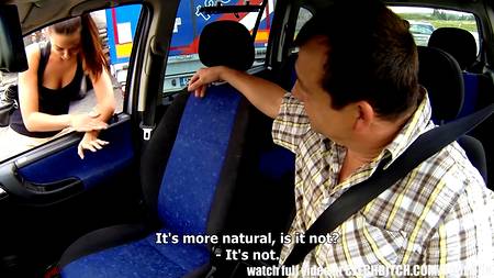 Водитель трахнул шлюшку в своем автомобиле