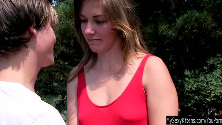 Неугомонный пихарь отымел на подстилке молодую сучку с шикарным телом