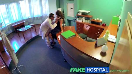 Белокурый врач трахает подружку своей милой секретарши