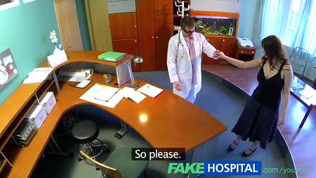 Белокурый врач трахает подружку своей милой секретарши