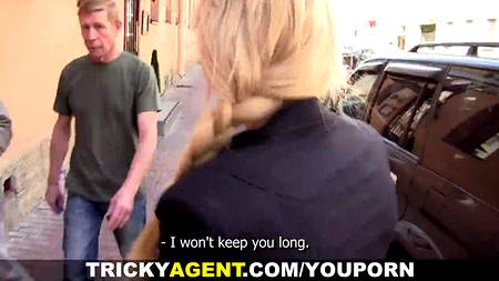 Привлекательную студентку сняли прямо на улице