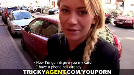 Привлекательную студентку сняли прямо на улице