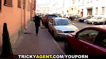 Привлекательную студентку сняли прямо на улице