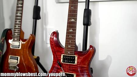 Красотка насосала себе на гитару