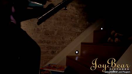 Страстная брюнетка в латексных сапожках сделала приятно своему мужику