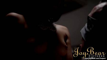 Страстная брюнетка в латексных сапожках сделала приятно своему мужику