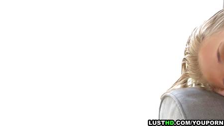 Русая девчонка получила в работу два красивых пениса