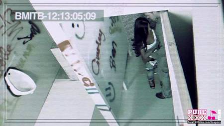 Загорелая девица отдалась любимому в общественном туалете